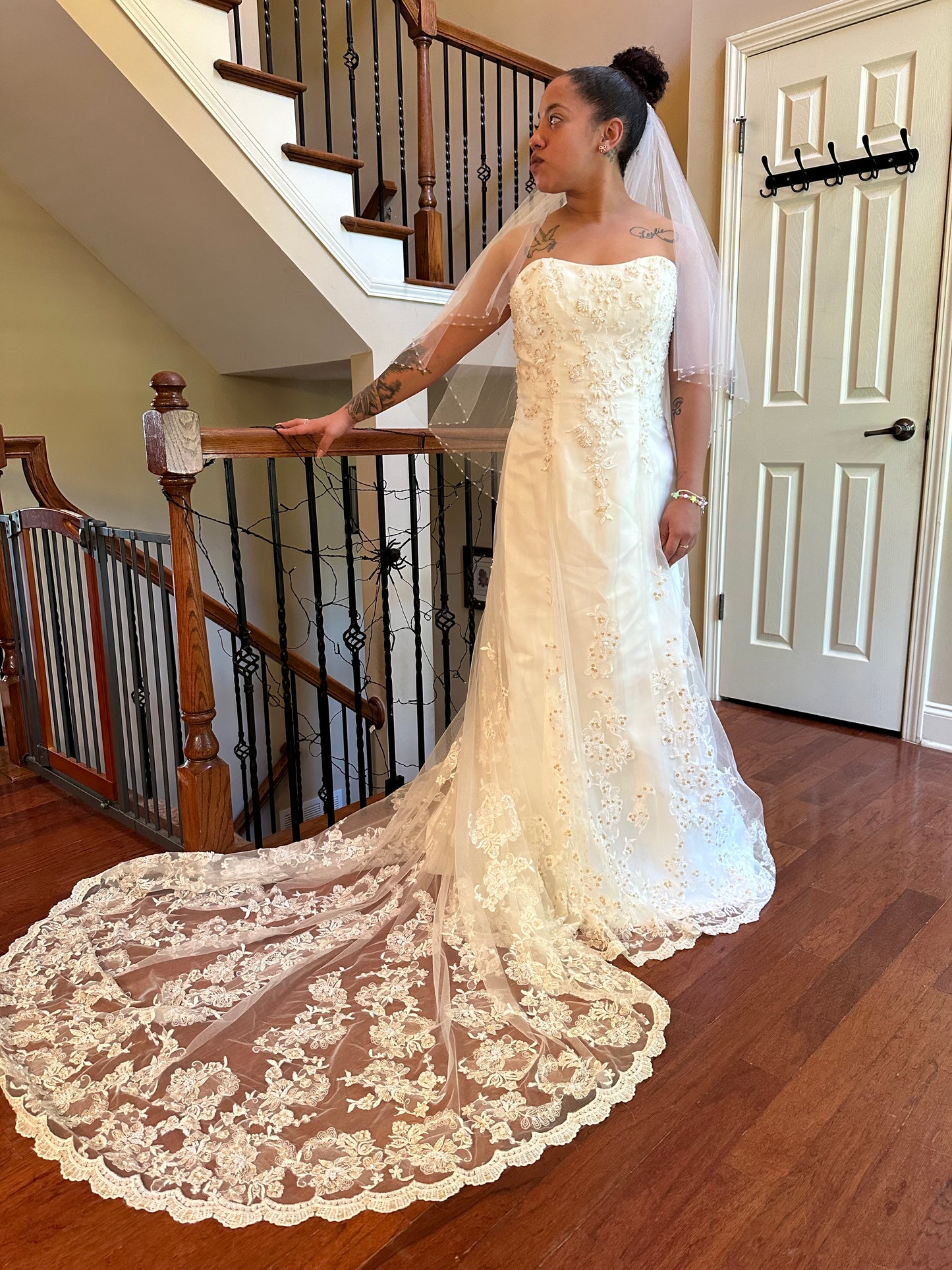 A Sleeveless lace gown